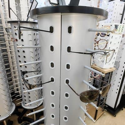 [พรีออเดอร์] ชั้นวางแว่นกันแดดแบบตั้งพื้นแบบสั้น ขาตั้งอลูมิเนียม หมุนได้ - ภาพที่ 4