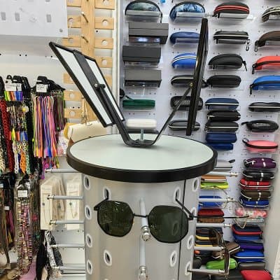 [พรีออเดอร์] ชั้นวางแว่นกันแดดแบบตั้งพื้นแบบสั้น ขาตั้งอลูมิเนียม หมุนได้ - ภาพที่ 3