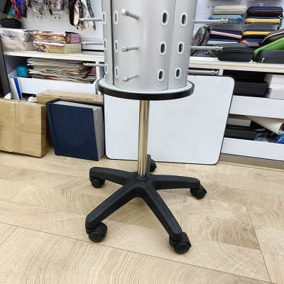 [พรีออเดอร์] ชั้นวางแว่นกันแดดแบบตั้งพื้นแบบสั้น ขาตั้งอลูมิเนียม หมุนได้ - ภาพที่ 5